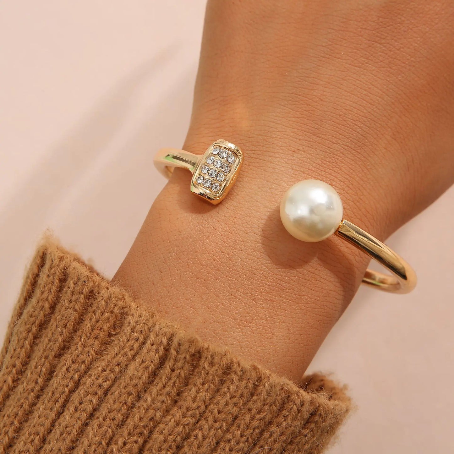 Stylish Retro Minimalist Pearl Alloy Bracelet for Women