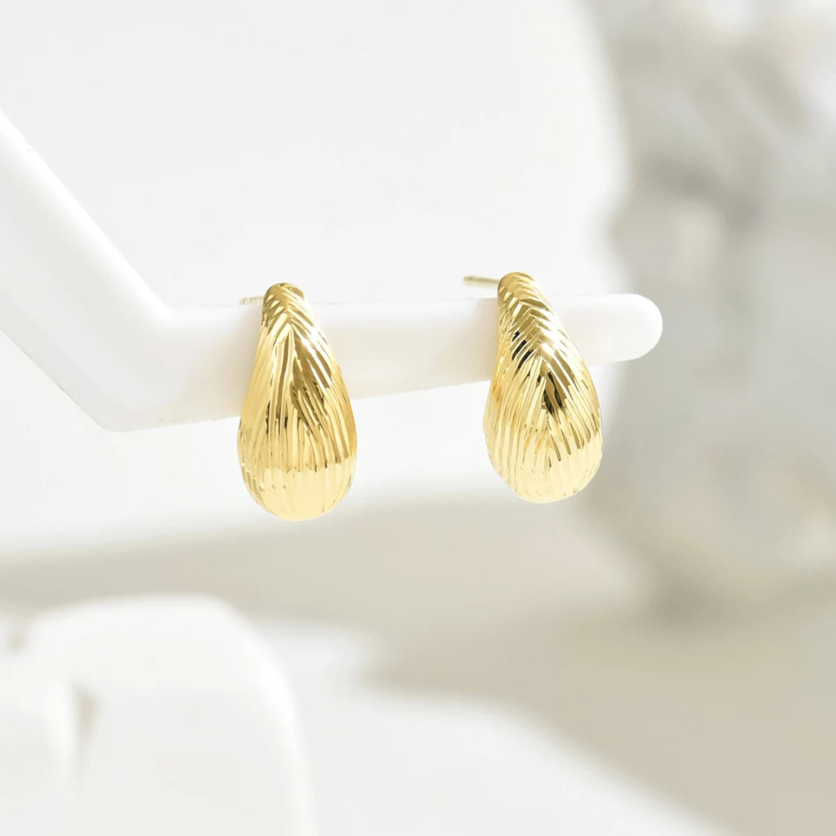 Classic C-shaped Small Flower Conch Stud Earrings Gold Color Chic