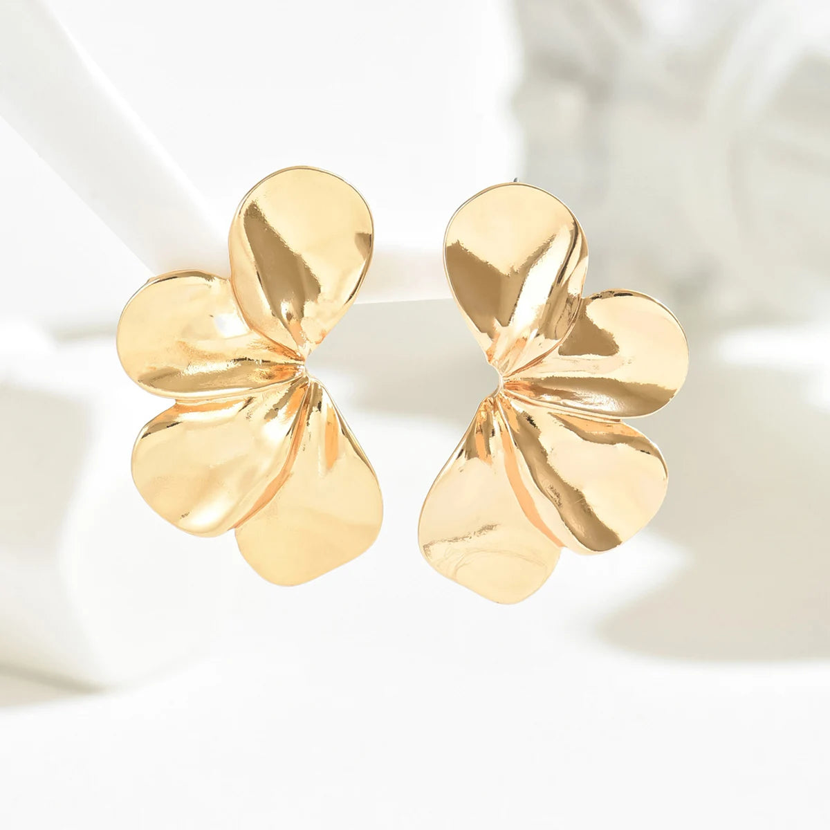 Classic C-shaped Small Flower Conch Stud Earrings Gold Color Chic
