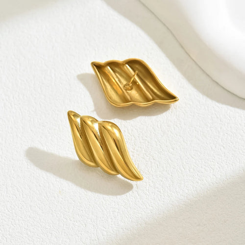 Classic C-shaped Small Flower Conch Stud Earrings Gold Color Chic